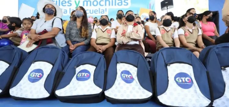 Gobierno del Estado entrega útiles escolares a más de 620 mil estudiantes