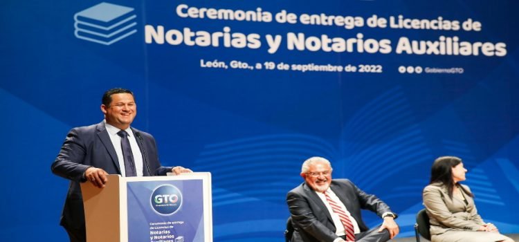 Entrega Gobernador licencias de Notarias y Notarios Auxiliares 2022