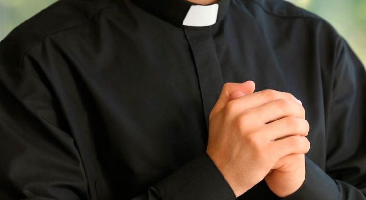 Sustituyen a sacerdote acusado de fraude