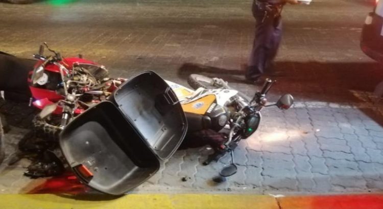 Dos motocicletas se impactan en Boulevard Mariano J García