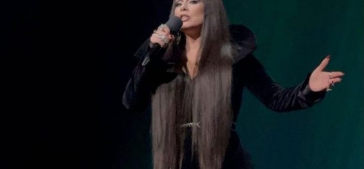 Adele deslumbra en su concierto en Las Vegas con su disfraz de Morticia Addams