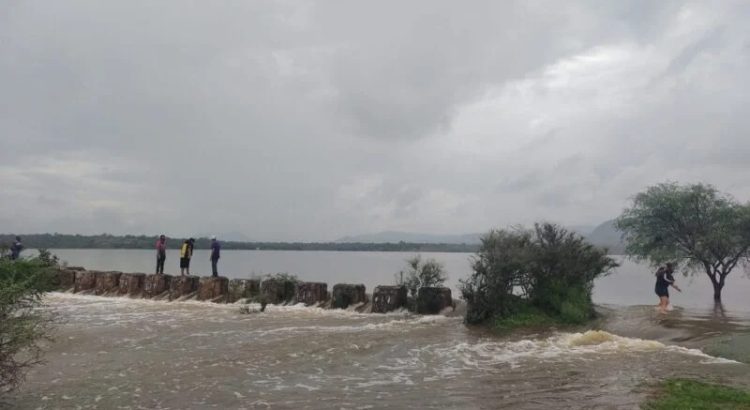 Protección Civil trabaja en contención de presas tras fuertes lluvias en Guanajuato