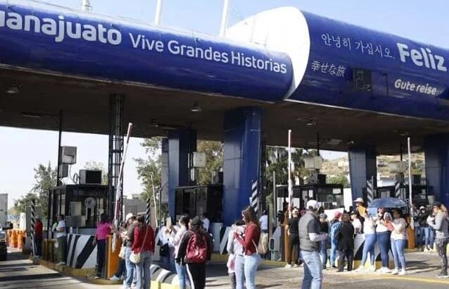 Maestros de Guanajuato protestan por descuentos salariales