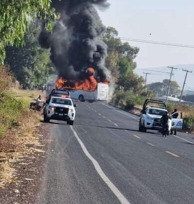 Bloqueos y violencia en Guanajuato: varios vehículos incendiados