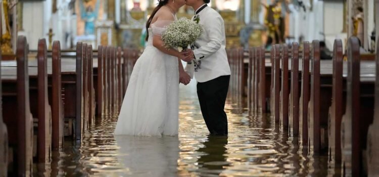 El amor desafía la tormenta: pareja se casa en iglesia inundada en Filipinas El amor desafía la tormenta: pareja se casa en iglesia inundada en Filipinas