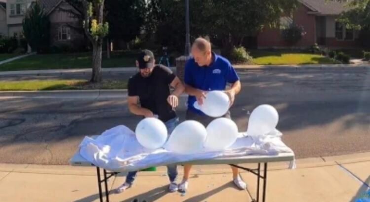 Hombres buscan romper récord mundial al reventar globos en tiempo récord