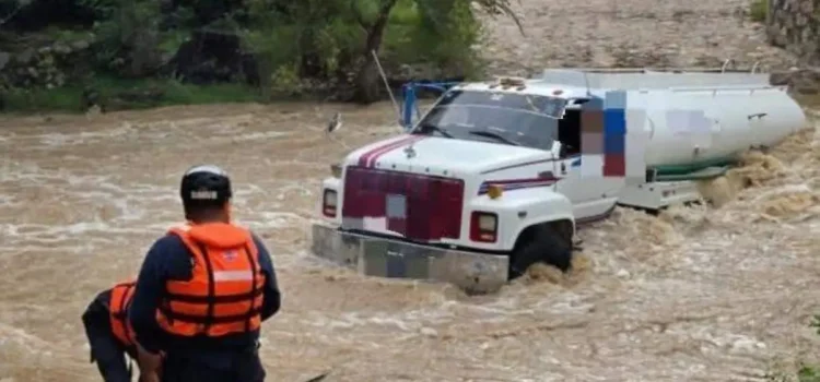 Pipa se queda atrapada en río en la comunidad El Rodeo, Guanajuato Pipa se queda atrapada en río en la comunidad El Rodeo, Guanajuato
