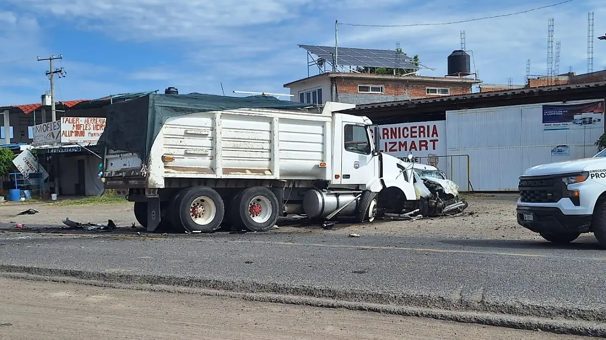 Muere automovilista tras impactarse contra camión de carga en Abasolo